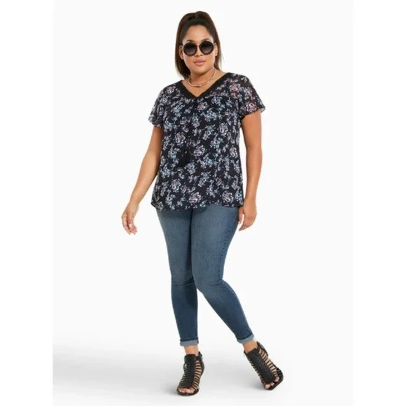 Torrid Black Floral Print Chiffon Crochet V-Neck Shirt Size Large - Picture 2 of 8